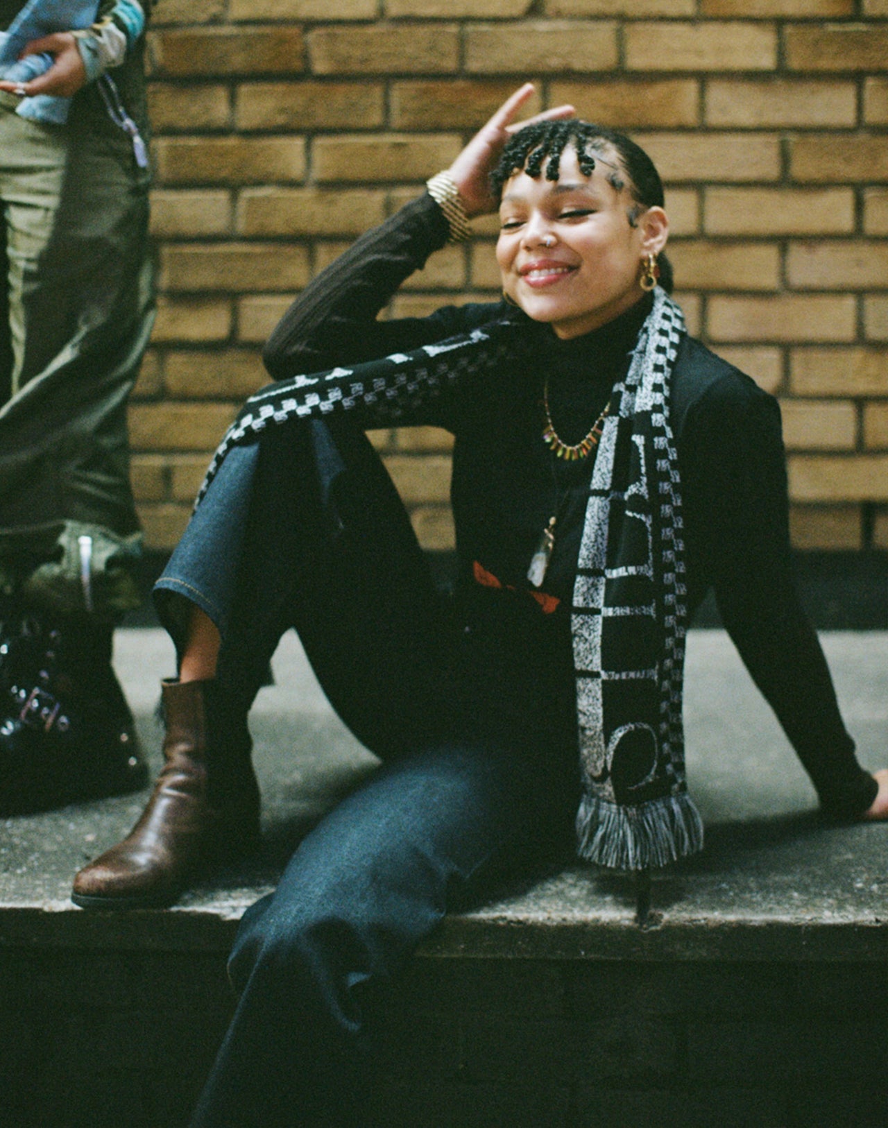 Still Independent: Black and White Scarf